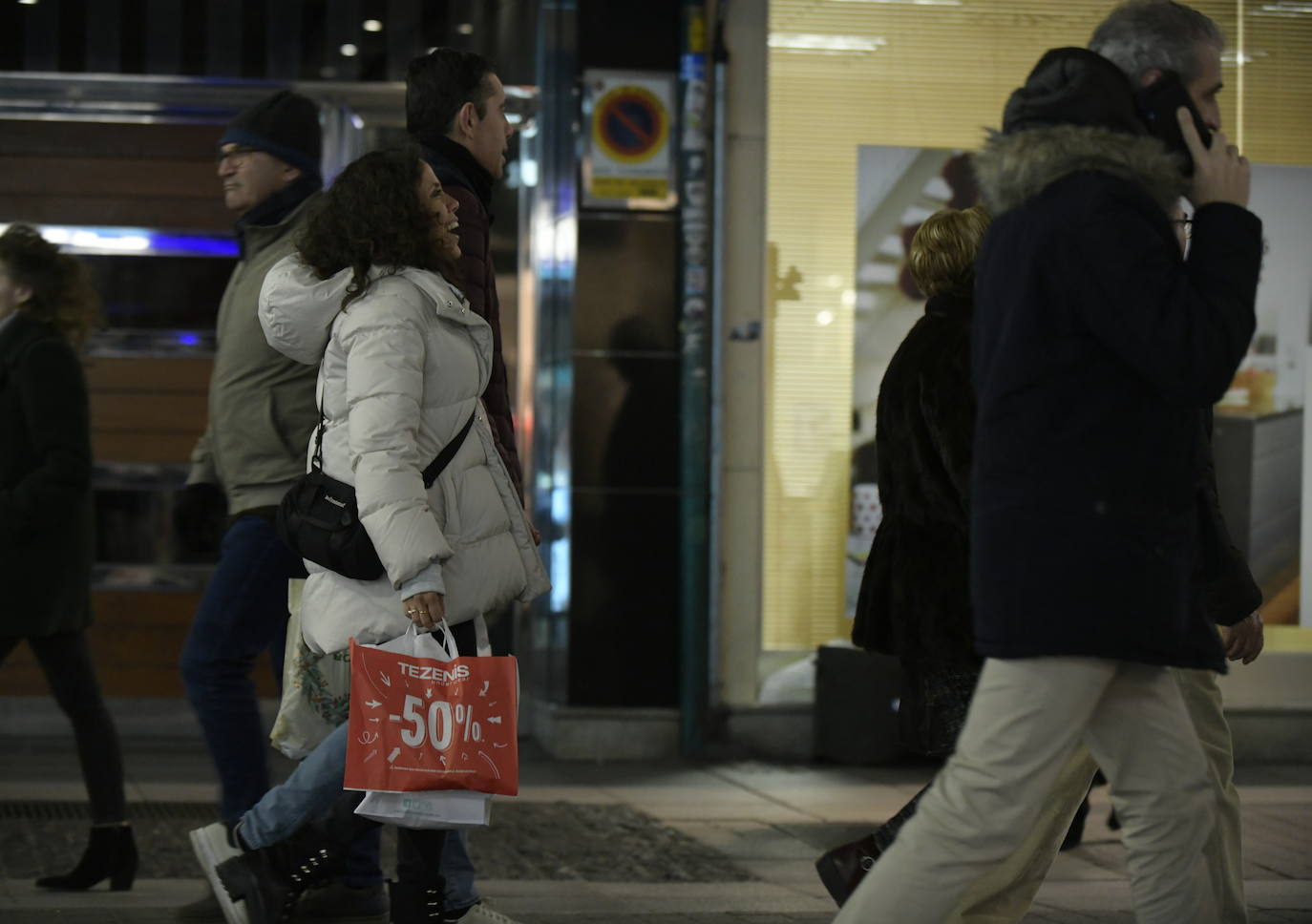 Con motivo de la llegada de los descuentos del mes de enero y con la proximidad del día de Reyes, los vallisoletanos han aprovechado para realizar sus compras llenando los establecimientos de las calles principales y también, el centro comercial Río Shopping