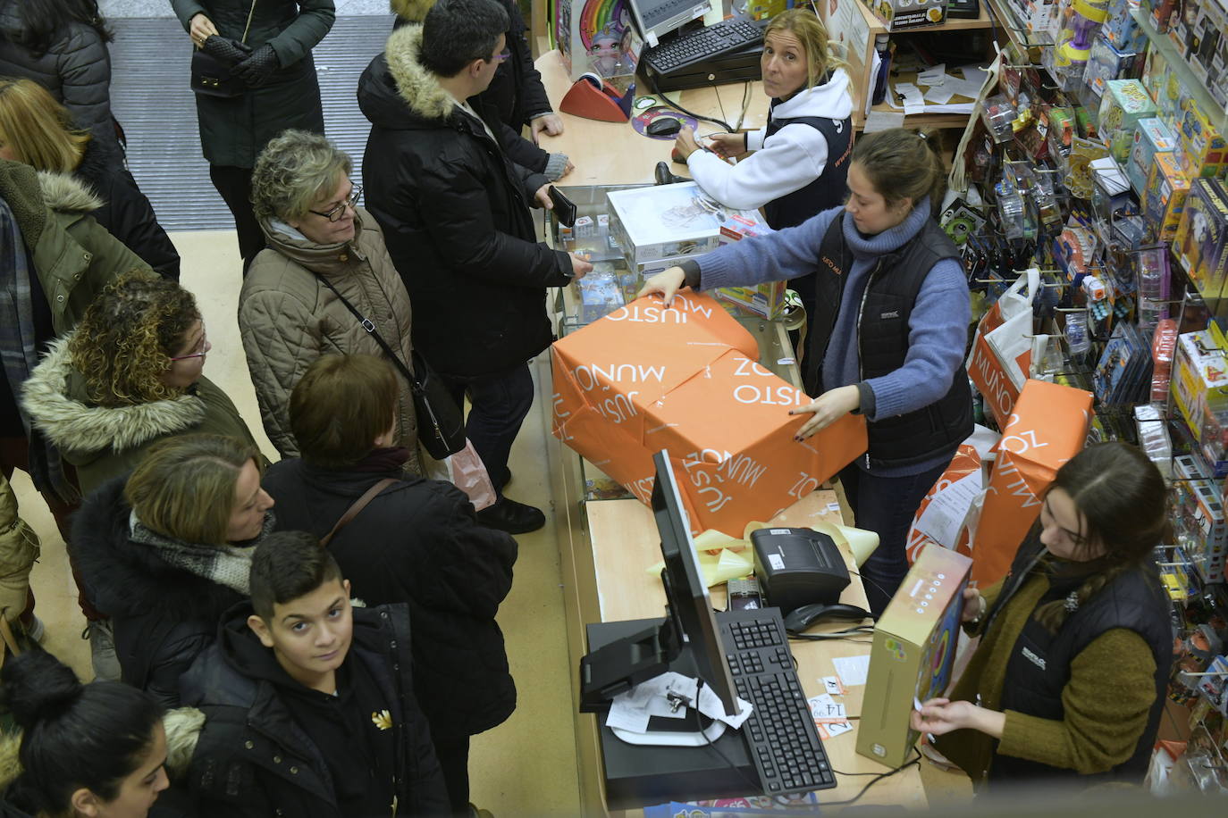 Con motivo de la llegada de los descuentos del mes de enero y con la proximidad del día de Reyes, los vallisoletanos han aprovechado para realizar sus compras llenando los establecimientos de las calles principales y también, el centro comercial Río Shopping