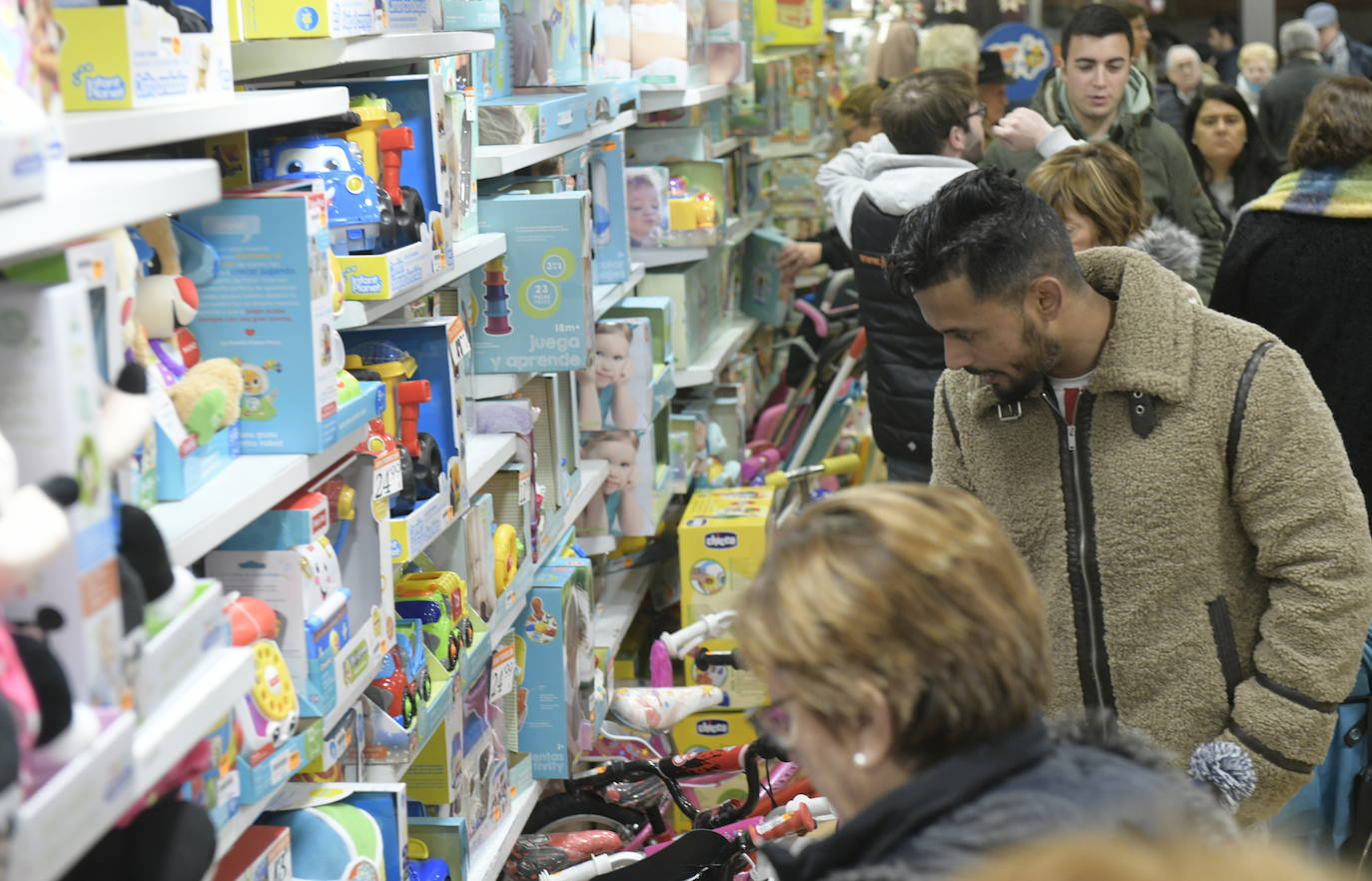 Con motivo de la llegada de los descuentos del mes de enero y con la proximidad del día de Reyes, los vallisoletanos han aprovechado para realizar sus compras llenando los establecimientos de las calles principales y también, el centro comercial Río Shopping