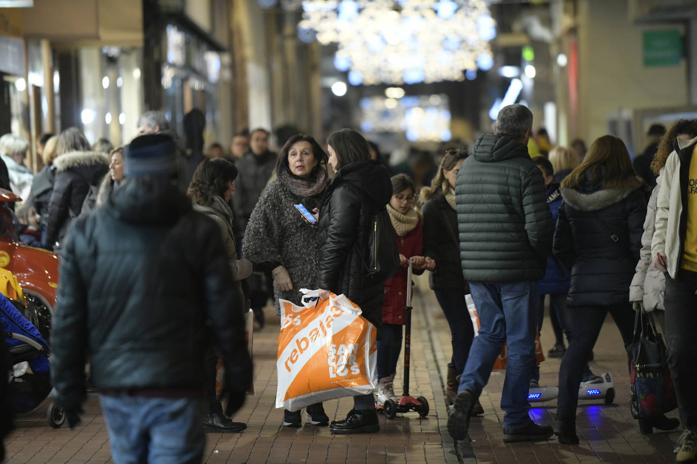 Con motivo de la llegada de los descuentos del mes de enero y con la proximidad del día de Reyes, los vallisoletanos han aprovechado para realizar sus compras llenando los establecimientos de las calles principales y también, el centro comercial Río Shopping