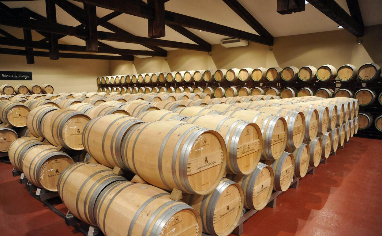 Sala de barricas de la bodega Dehesa de los Canónigos, en Pesquera de Duero. 