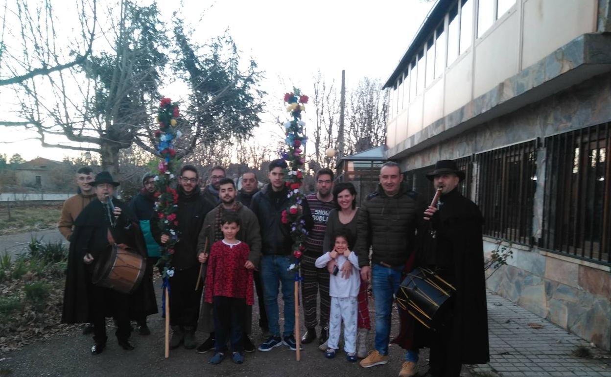 El Perrero, junto a sus alguaciles, los tamborileros y algunos vecinos a los que despertaron. 