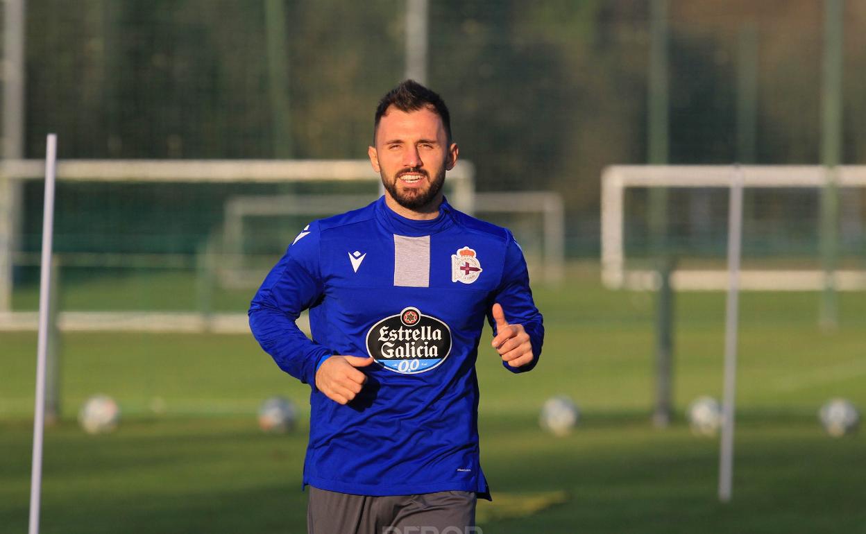 Emre Çolak, en un entrenamiento con el Deportivo.