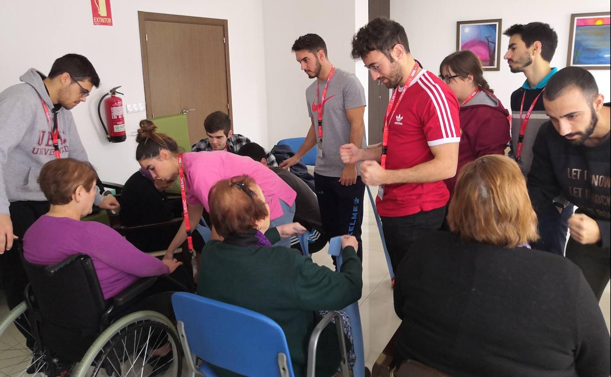 Los alumnos, con los ancianos de la residencia de Villanubla. 