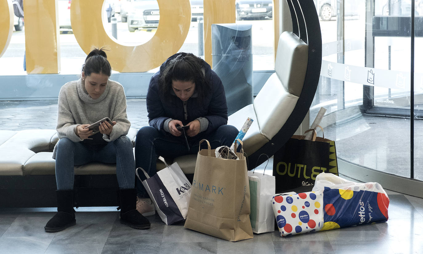 Con motivo de la llegada de los descuentos del mes de enero y con la proximidad del día de Reyes, los vallisoletanos han aprovechado para realizar sus compras llenando los establecimientos de las calles principales y también, el centro comercial Río Shopping