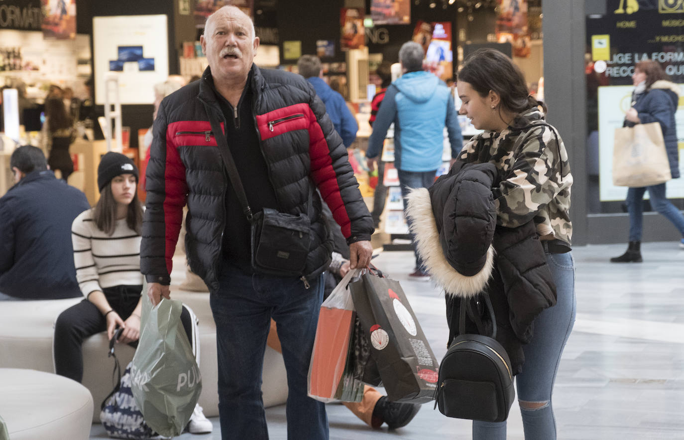 Con motivo de la llegada de los descuentos del mes de enero y con la proximidad del día de Reyes, los vallisoletanos han aprovechado para realizar sus compras llenando los establecimientos de las calles principales y también, el centro comercial Río Shopping