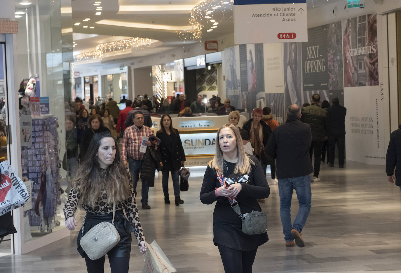 Con motivo de la llegada de los descuentos del mes de enero y con la proximidad del día de Reyes, los vallisoletanos han aprovechado para realizar sus compras llenando los establecimientos de las calles principales y también, el centro comercial Río Shopping