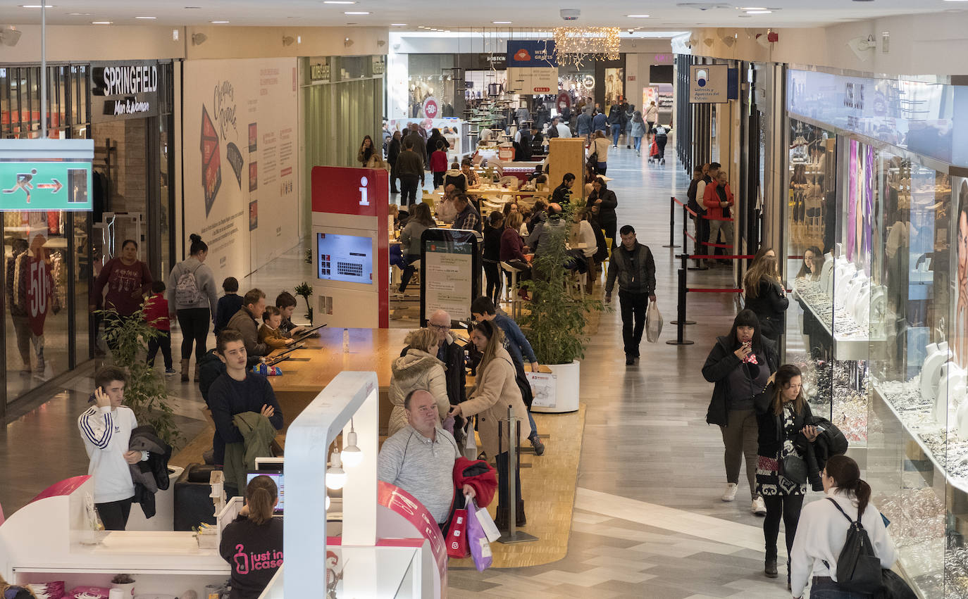 Con motivo de la llegada de los descuentos del mes de enero y con la proximidad del día de Reyes, los vallisoletanos han aprovechado para realizar sus compras llenando los establecimientos de las calles principales y también, el centro comercial Río Shopping