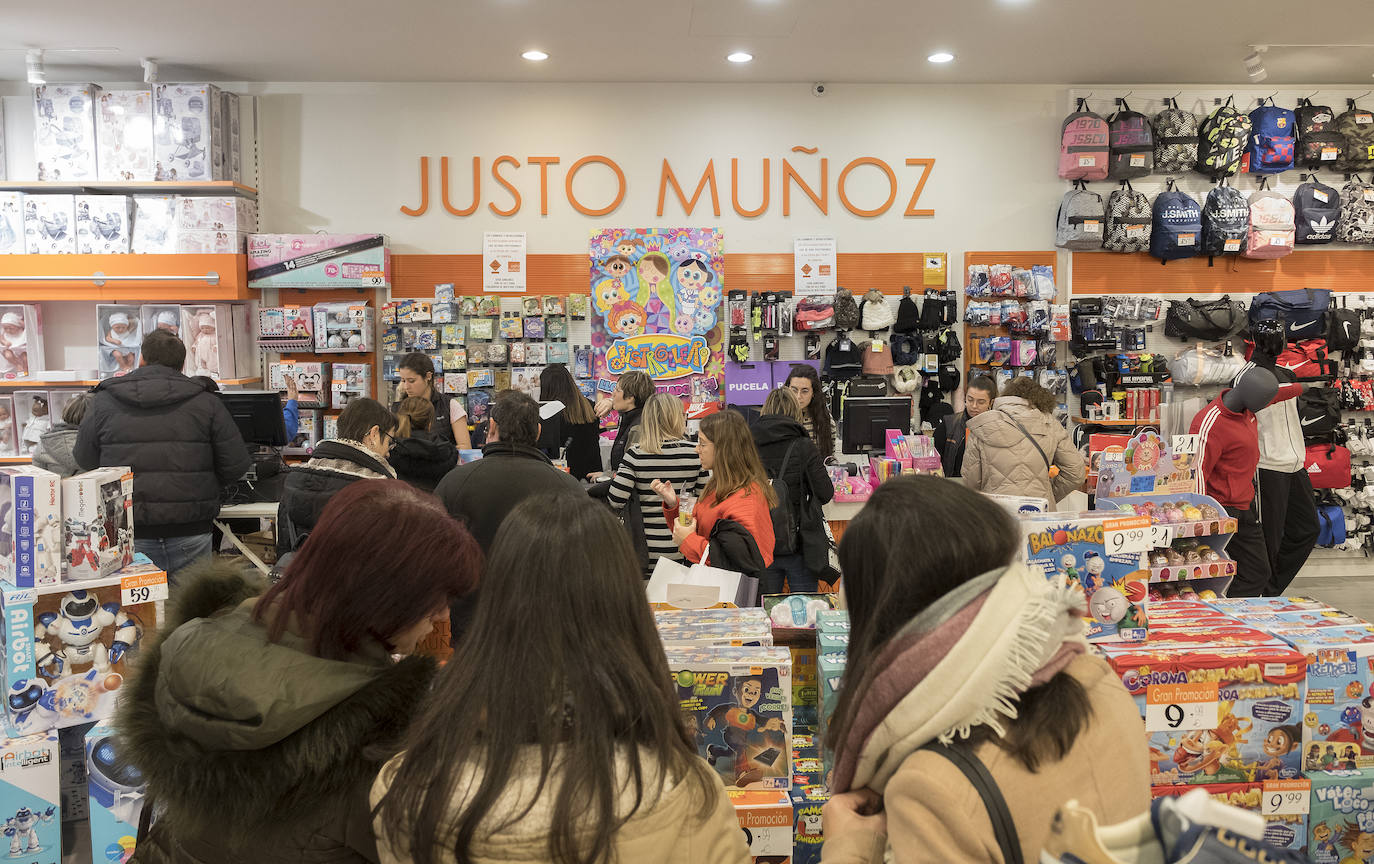 Con motivo de la llegada de los descuentos del mes de enero y con la proximidad del día de Reyes, los vallisoletanos han aprovechado para realizar sus compras llenando los establecimientos de las calles principales y también, el centro comercial Río Shopping