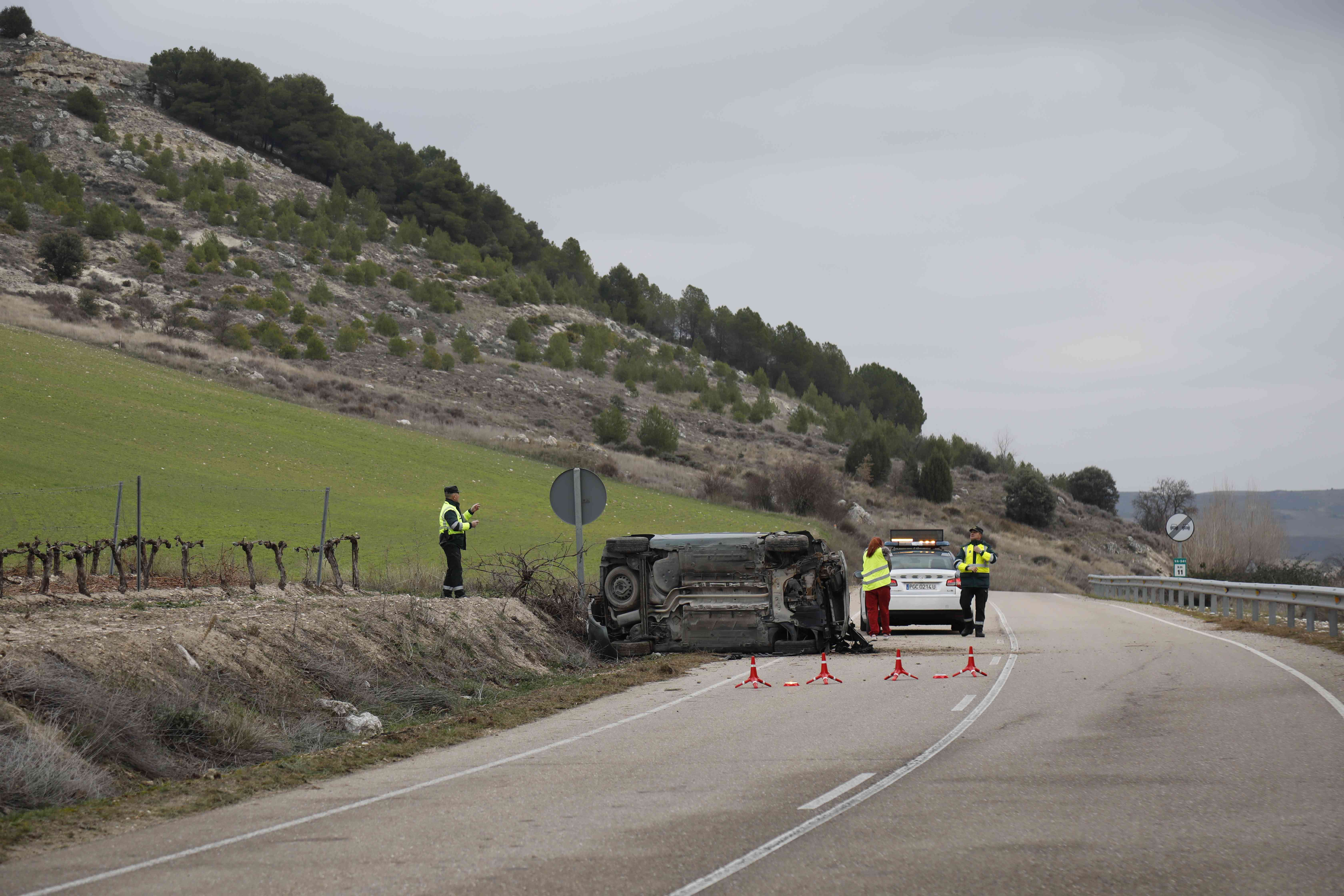 Una mujer resultó herida leve mientras que el turismo en el que viajaba sufrió importantes daños tras salirse de la vía y quedar volcado.