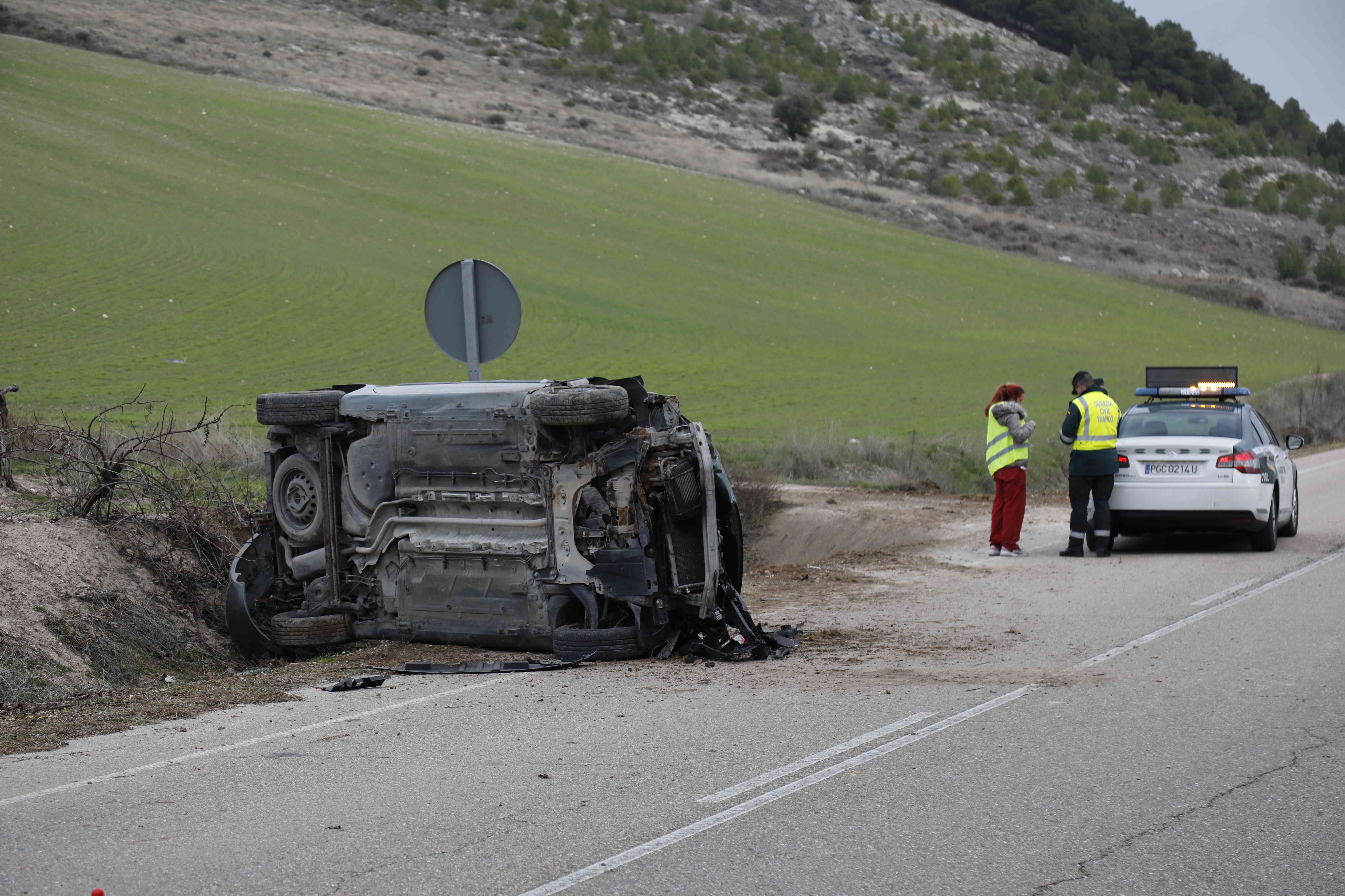 Una mujer resultó herida leve mientras que el turismo en el que viajaba sufrió importantes daños tras salirse de la vía y quedar volcado.