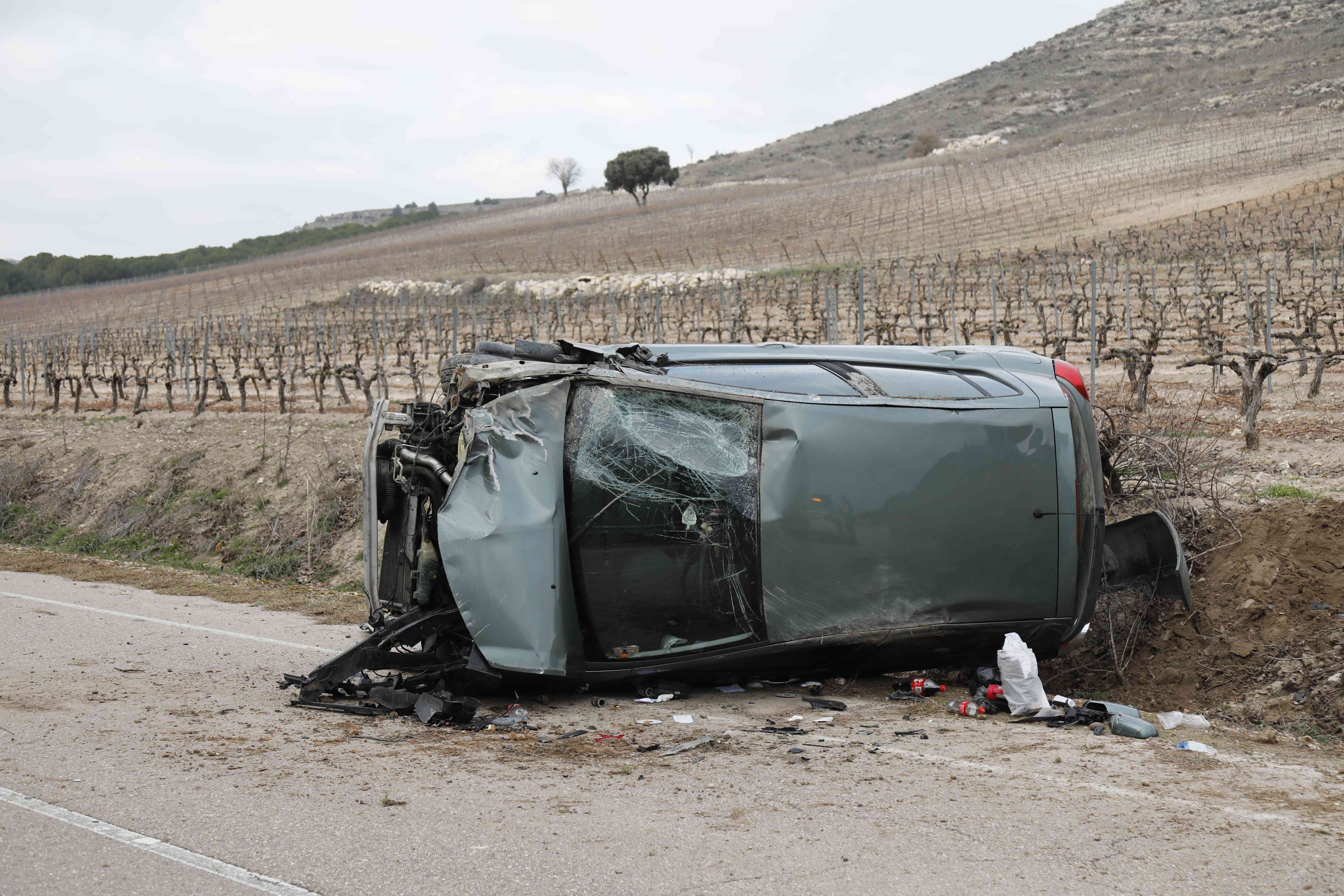 Una mujer resultó herida leve mientras que el turismo en el que viajaba sufrió importantes daños tras salirse de la vía y quedar volcado.