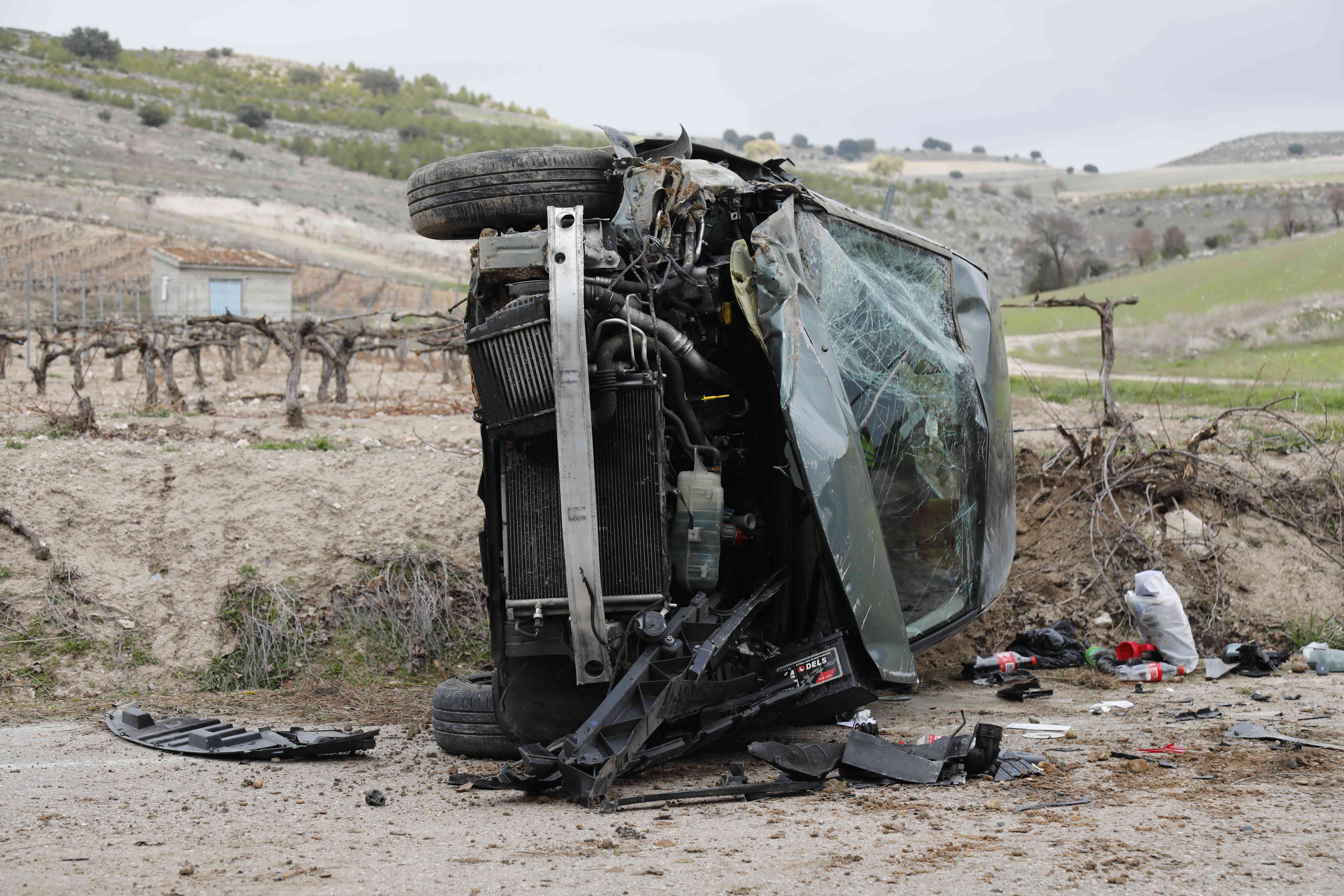 Una mujer resultó herida leve mientras que el turismo en el que viajaba sufrió importantes daños tras salirse de la vía y quedar volcado.