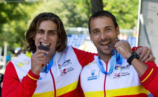 David Llorente, a la izquierda, y Joan Crespo muestran sus medallas del Mundial. 