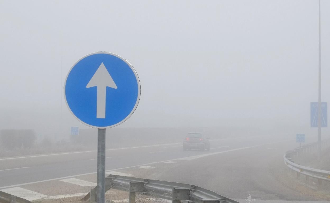 Tramo de la A-6 cubierto por la niebla.