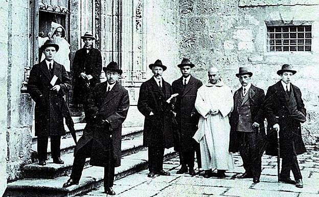 Ante la Cartuja de Miraflores, en Burgos, en 1917 –Lorca es el tercero por la izquierda–