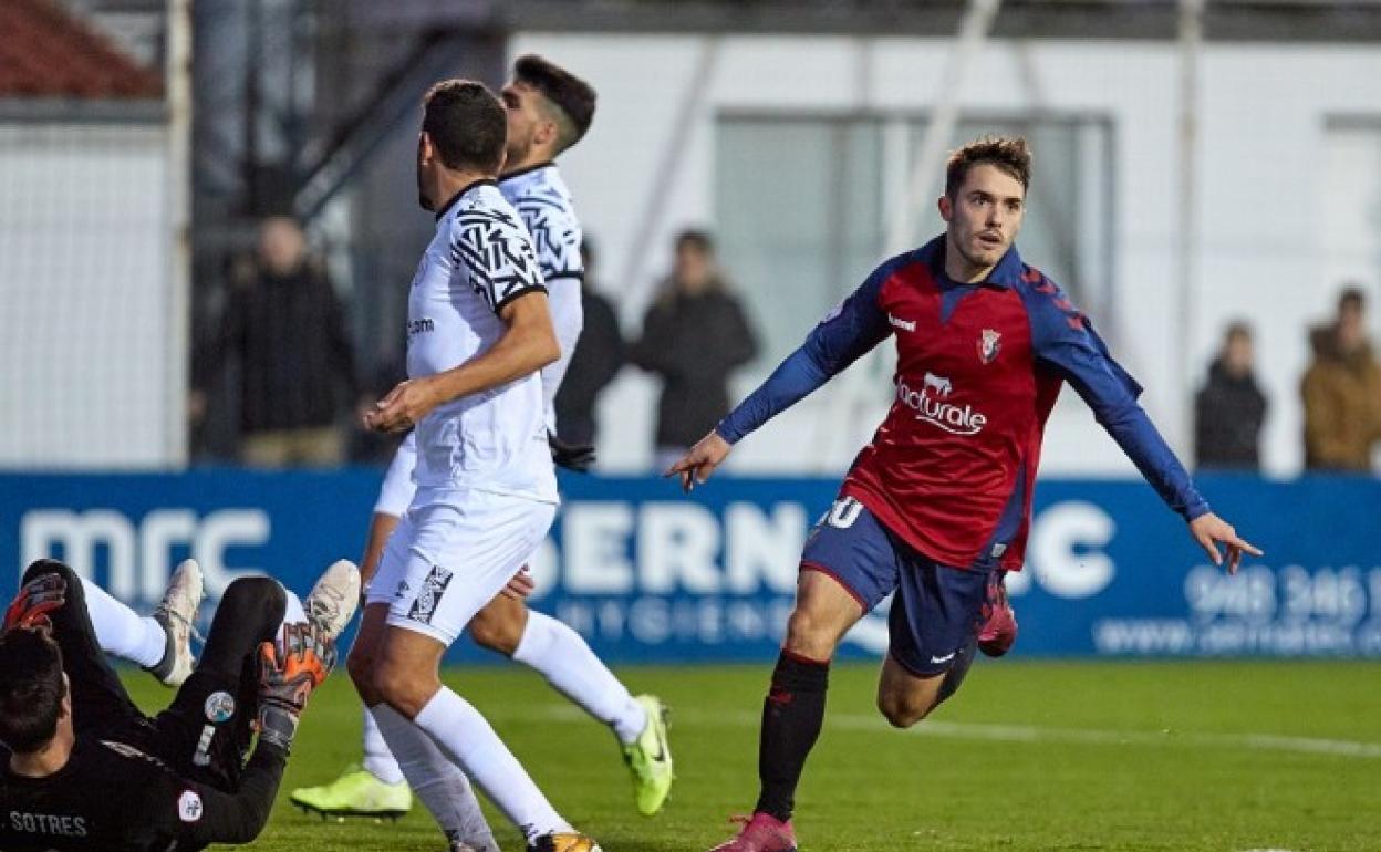 José Hualde celebra el tanto del empate de Osasuna B. 