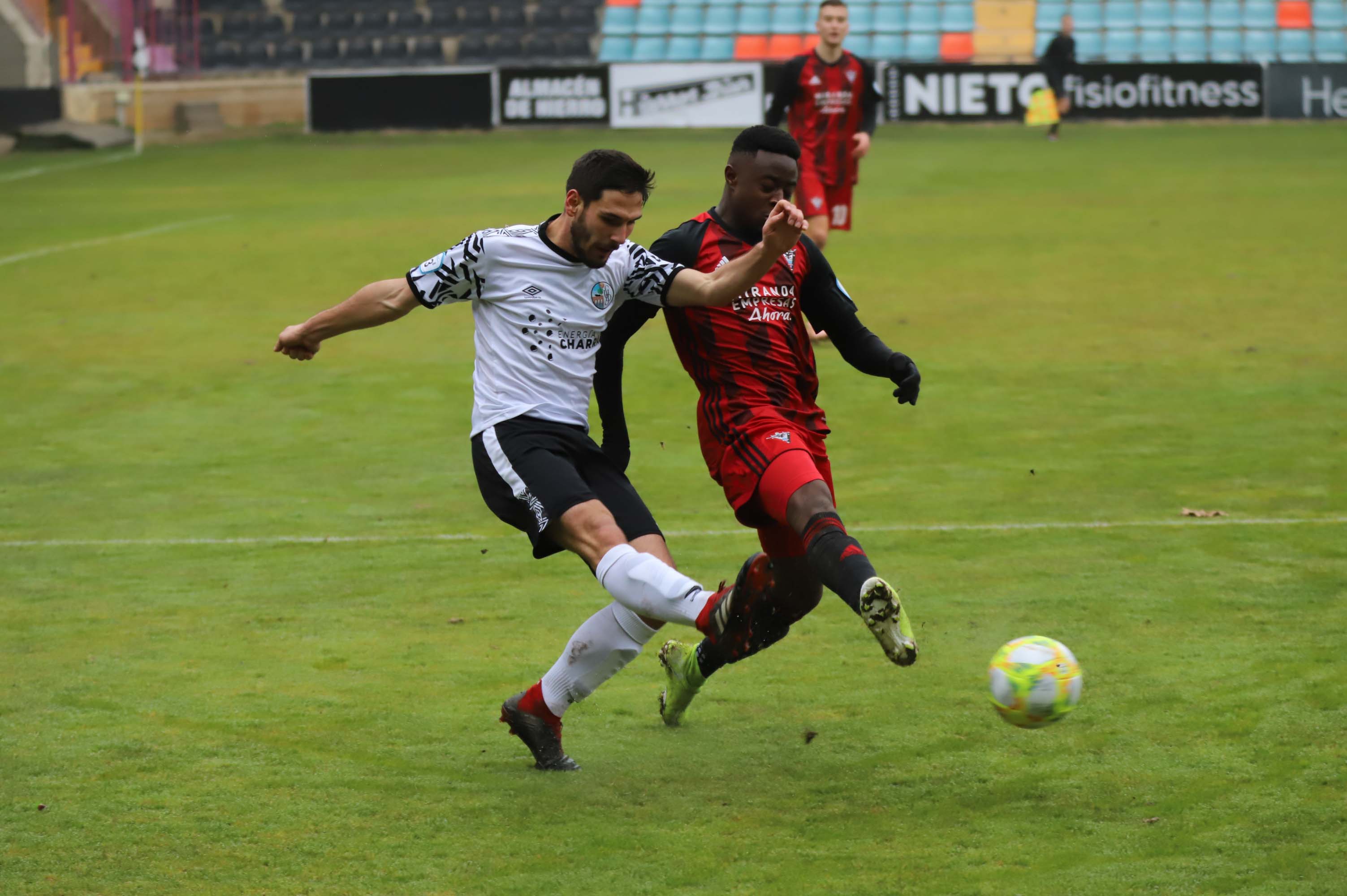 Fotos: El Salamanca B rasca tres puntos al Mirandés B (1-0) para cerrar la primera vuelta
