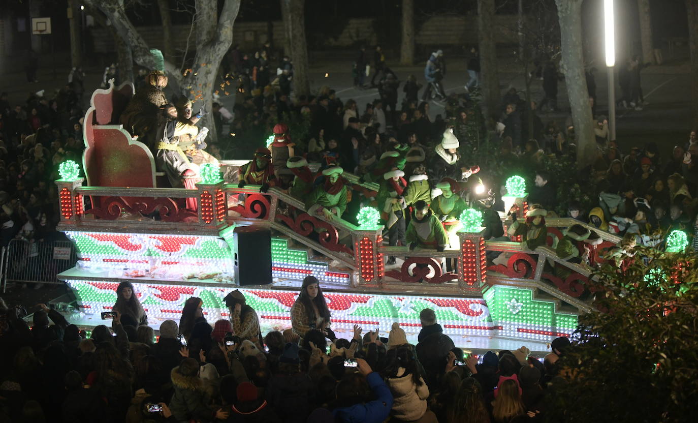 Sus majestadeslos Reyes Magos han abarrotado las calles del centro de Valladolid en su tradicional cabalgata. 