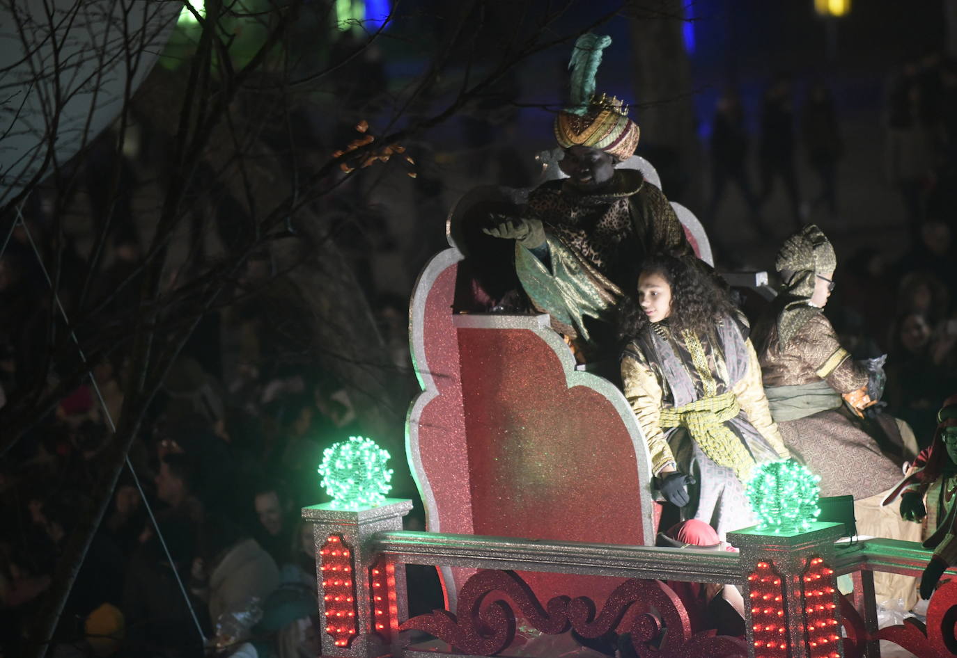 Sus majestadeslos Reyes Magos han abarrotado las calles del centro de Valladolid en su tradicional cabalgata. 