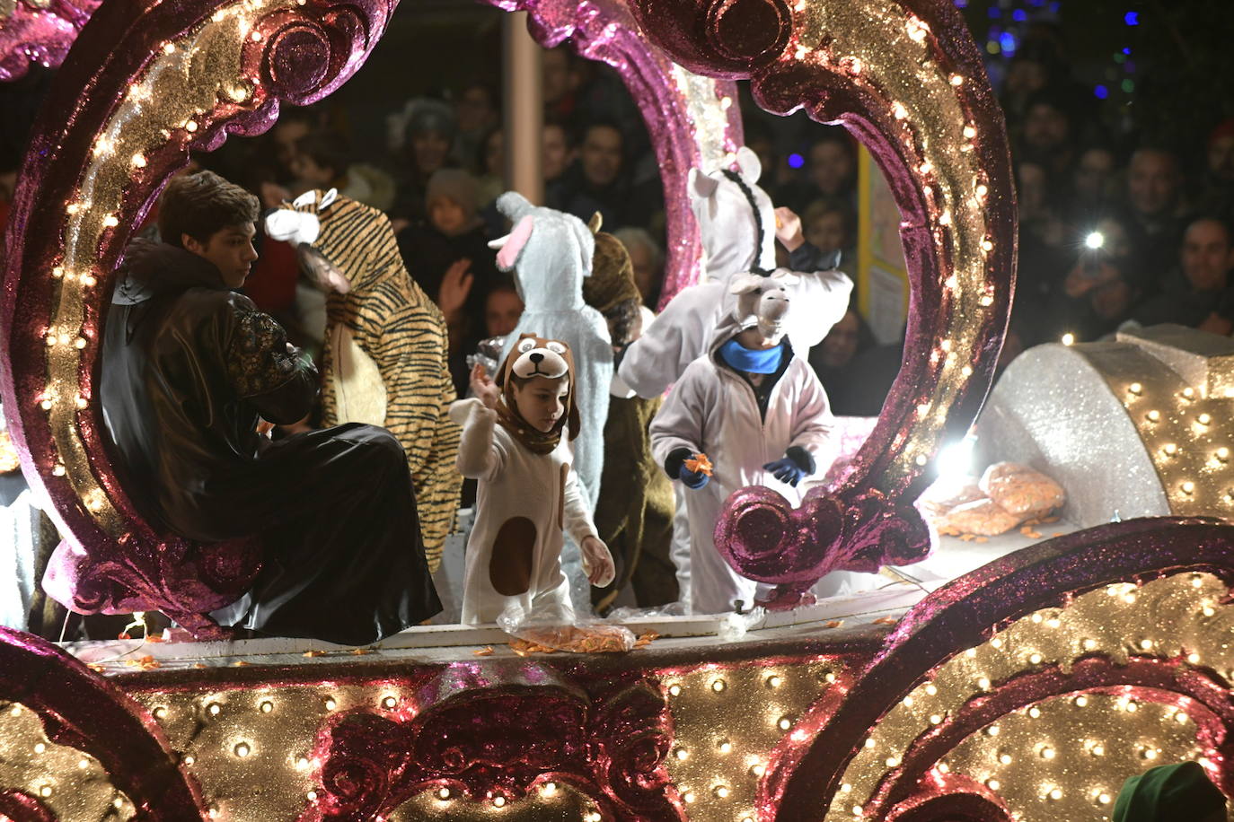 Sus majestadeslos Reyes Magos han abarrotado las calles del centro de Valladolid en su tradicional cabalgata. 