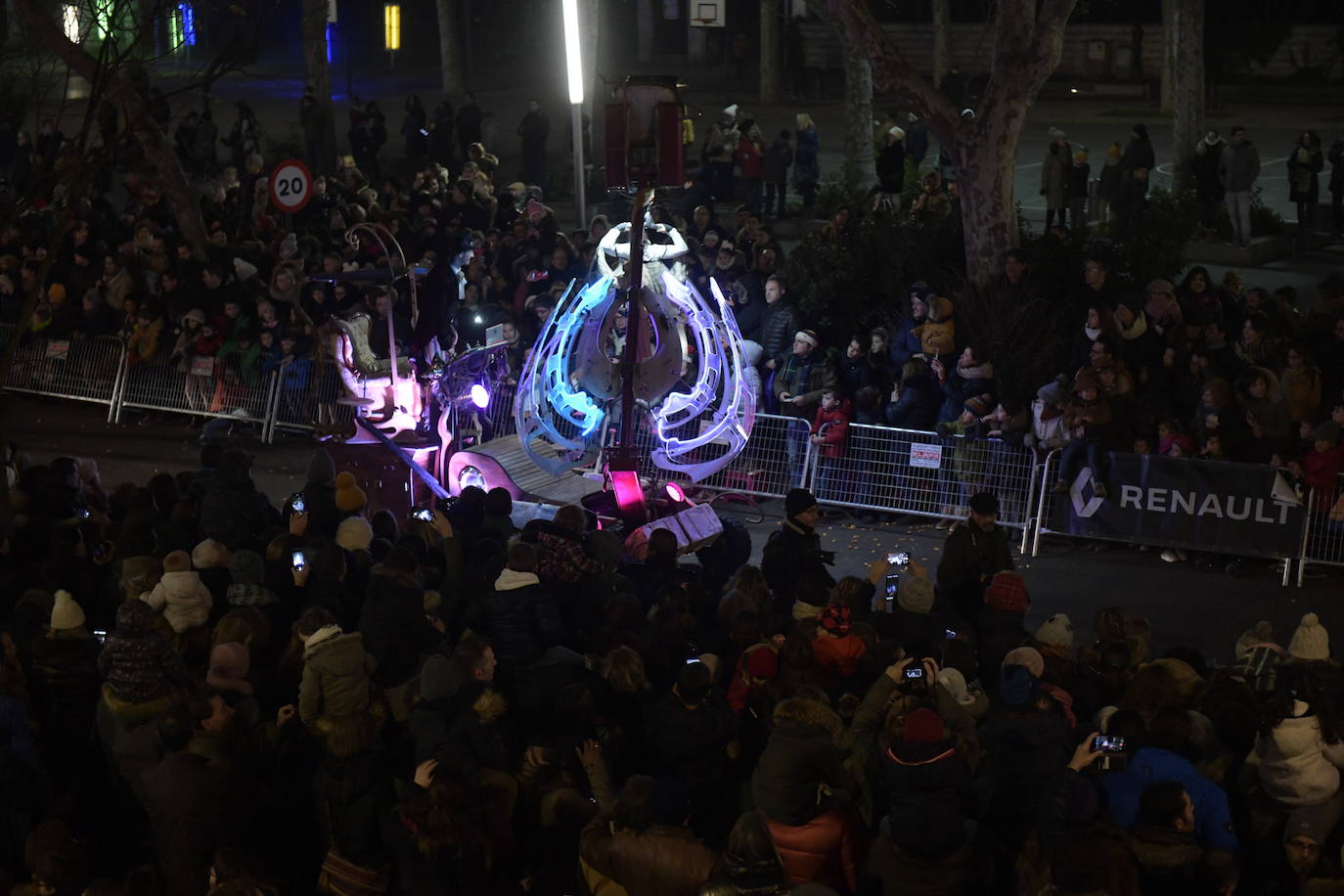 Sus majestadeslos Reyes Magos han abarrotado las calles del centro de Valladolid en su tradicional cabalgata. 