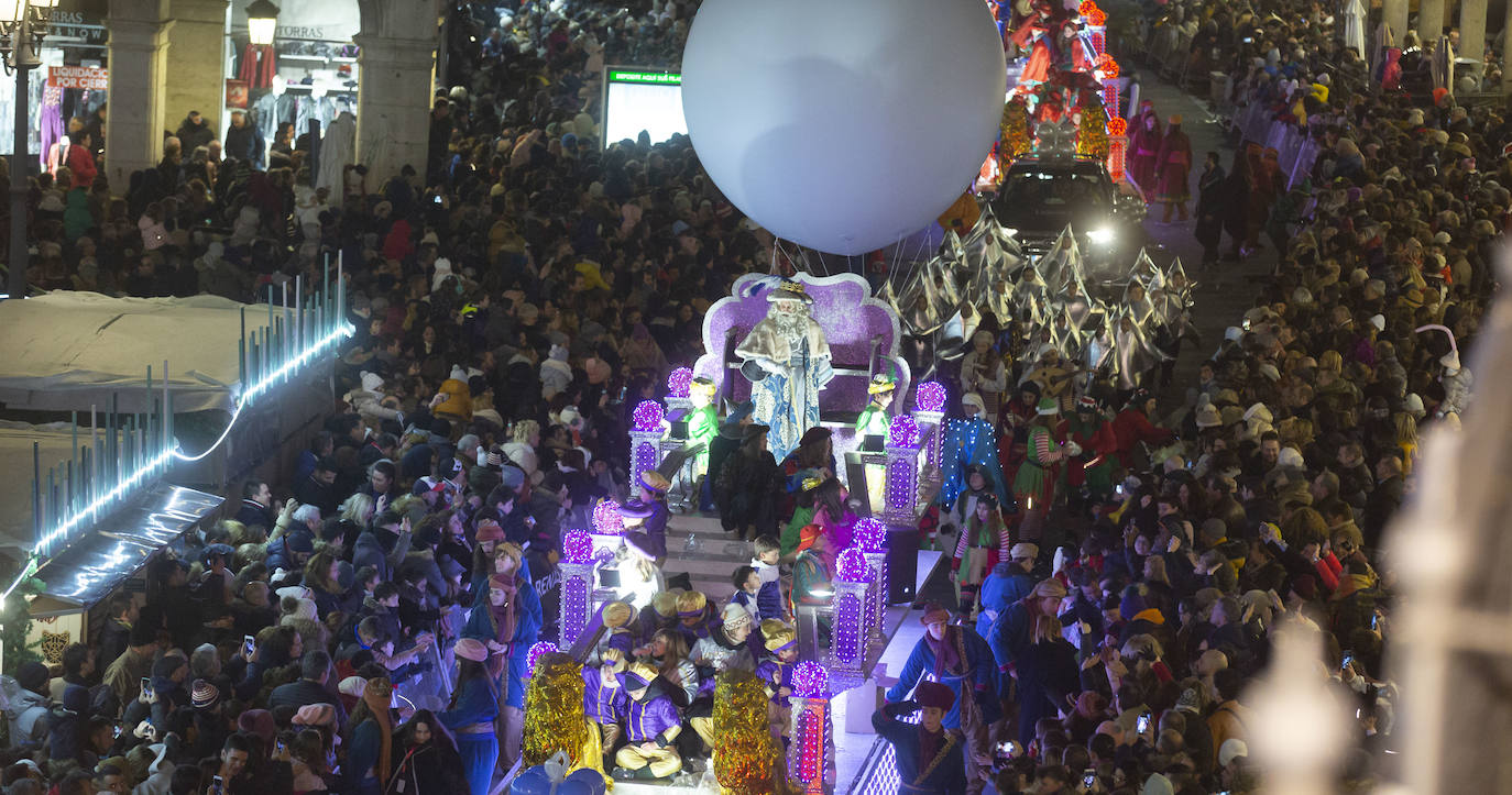 Sus majestadeslos Reyes Magos han abarrotado las calles del centro de Valladolid en su tradicional cabalgata. 
