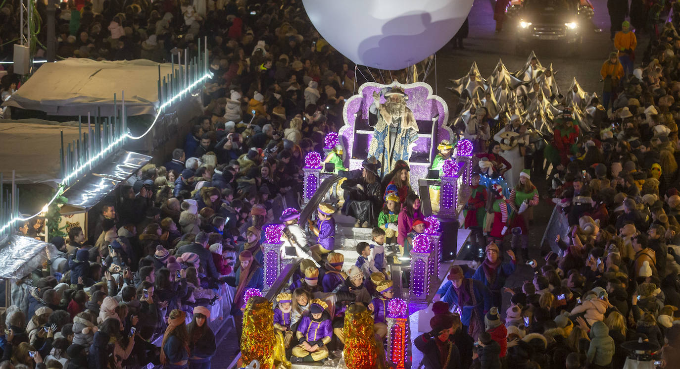 Sus majestadeslos Reyes Magos han abarrotado las calles del centro de Valladolid en su tradicional cabalgata. 