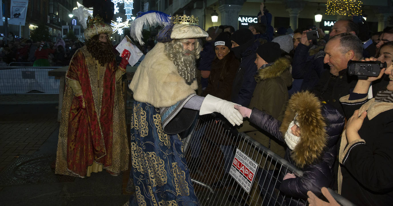 Sus majestadeslos Reyes Magos han abarrotado las calles del centro de Valladolid en su tradicional cabalgata. 