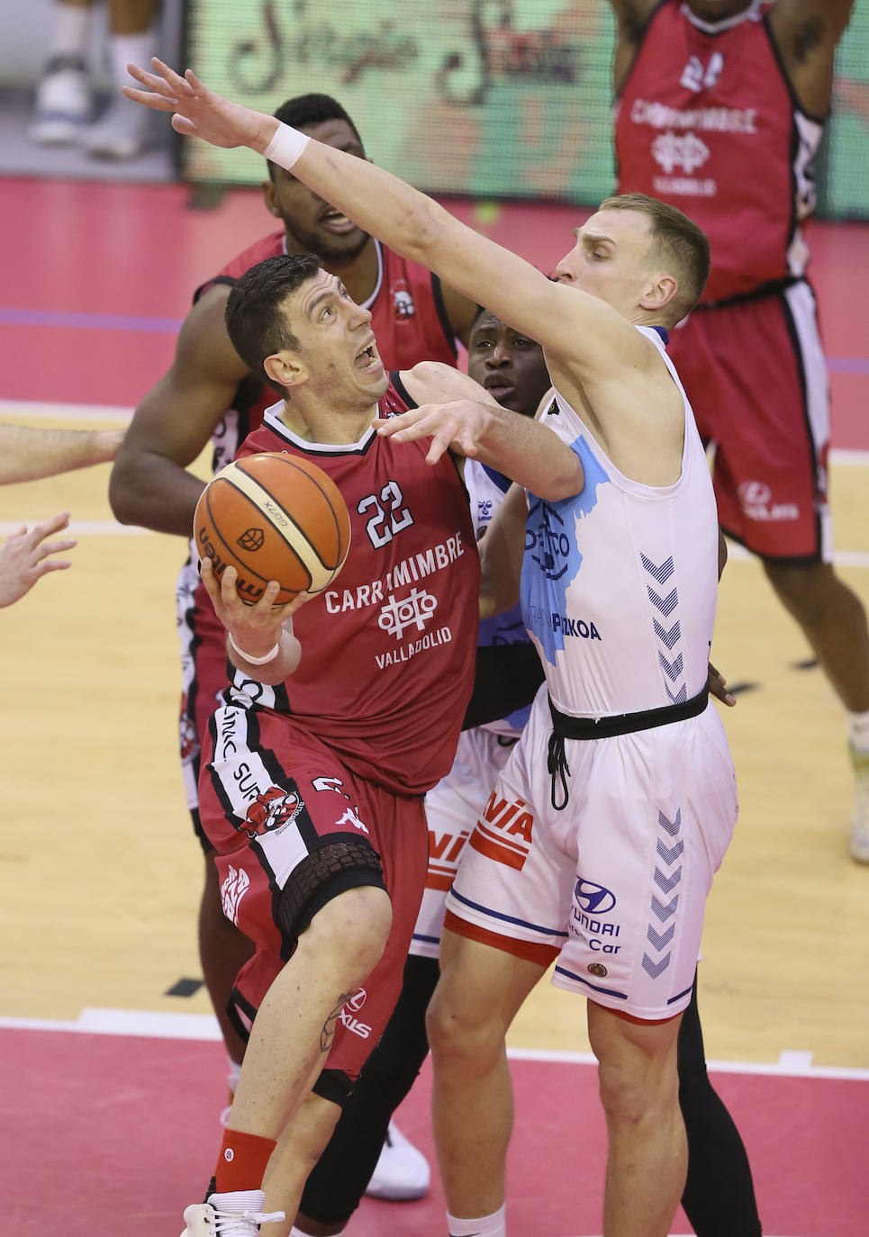 La fortaleza mental de los de Hugo López resultó clave para superar los momentos delicados ante un Delteco Guipúzcoa que no peridió la cara al partido y que llegó a levantar quince puntos en contra. 