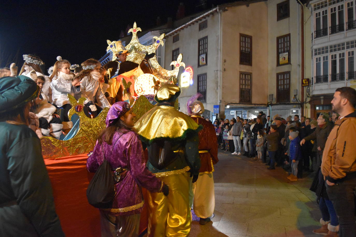 Los Reyes Magos en la cabalgata de aguilar.