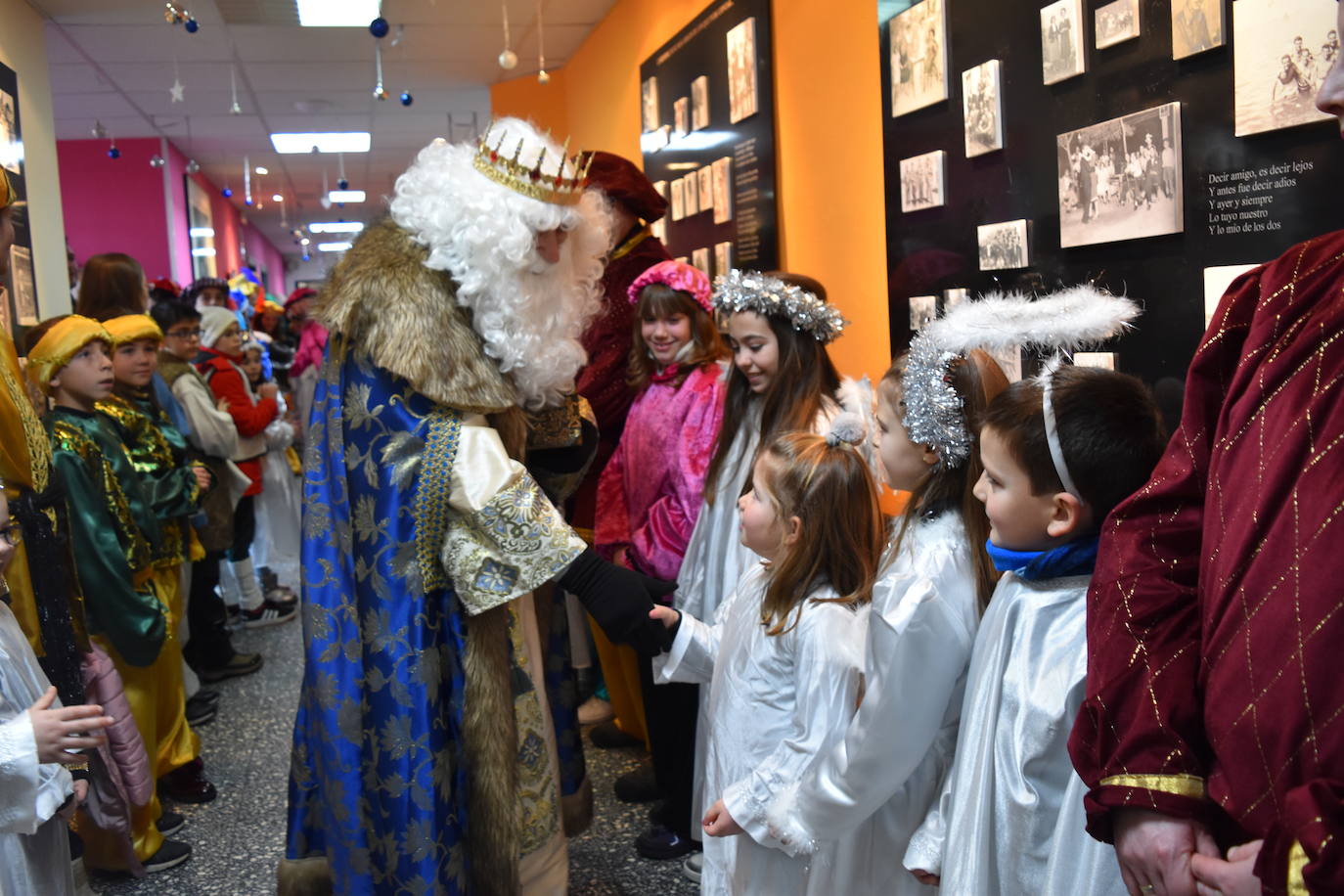 Los Reyes Magos en la cabalgata de aguilar.