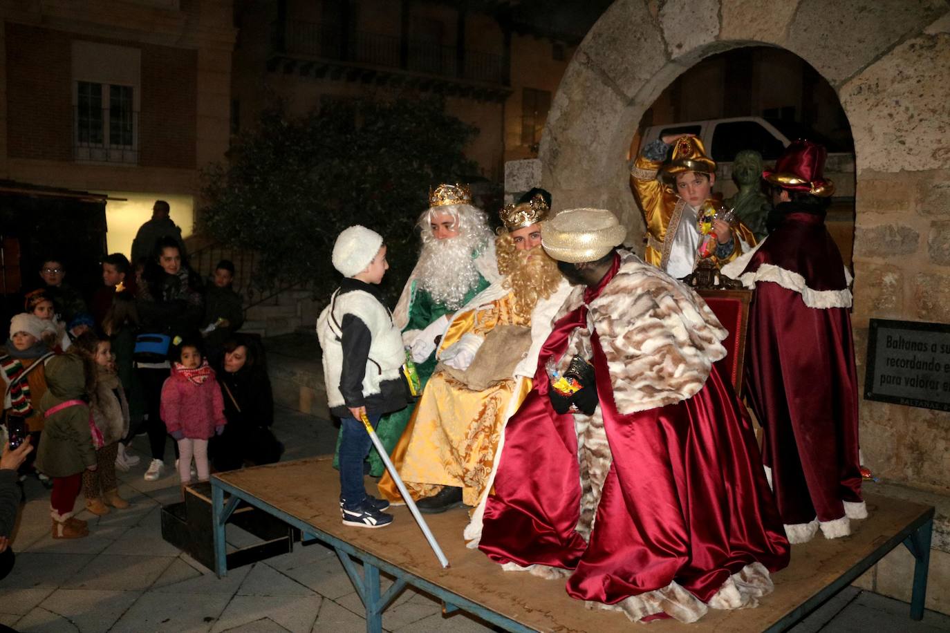 Baltanás recibe a los Reyes Magos con chocolates y roscón.