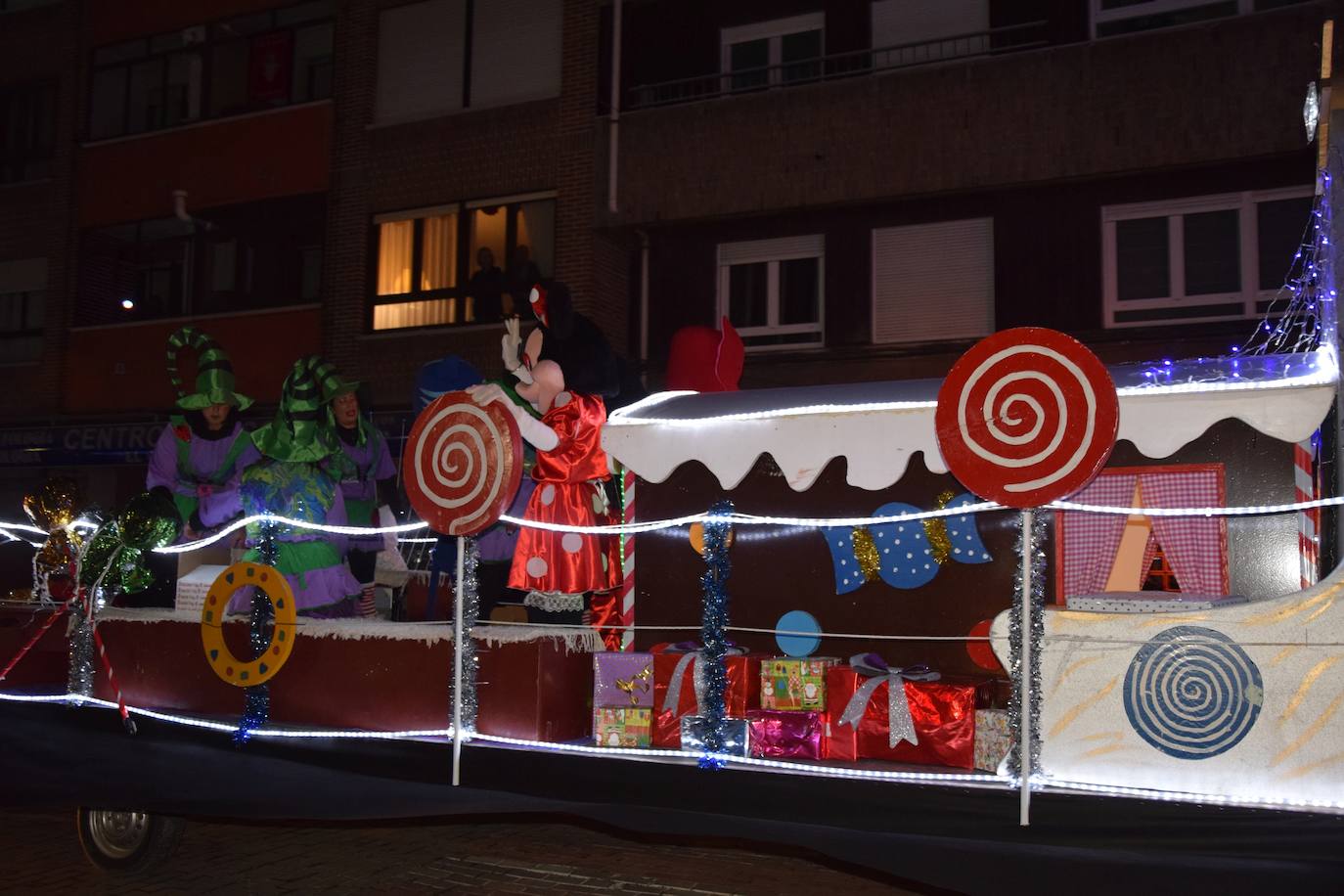 Los Reyes Magos ilusional a los niños de Guardo.