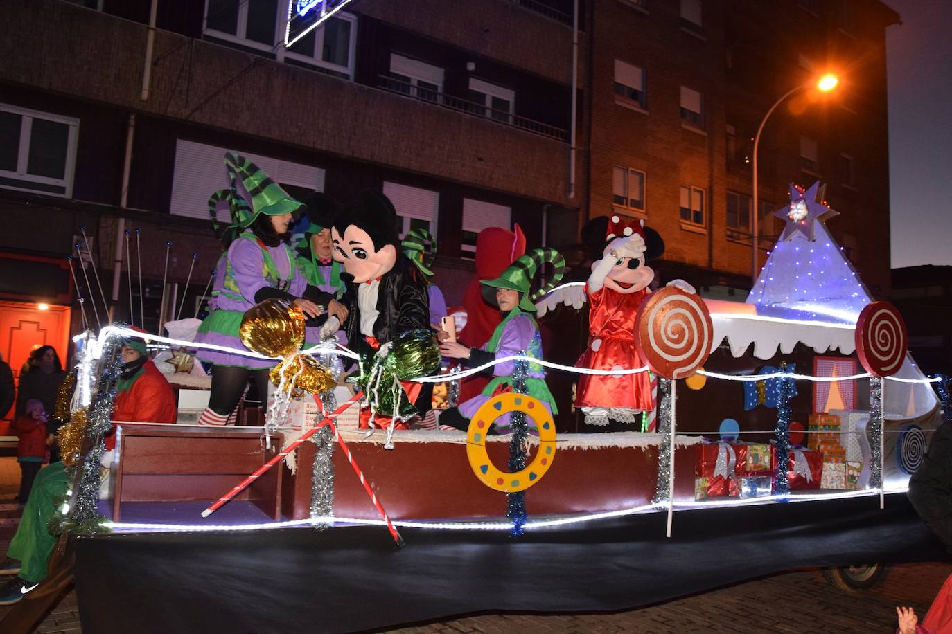 Los Reyes Magos ilusional a los niños de Guardo.