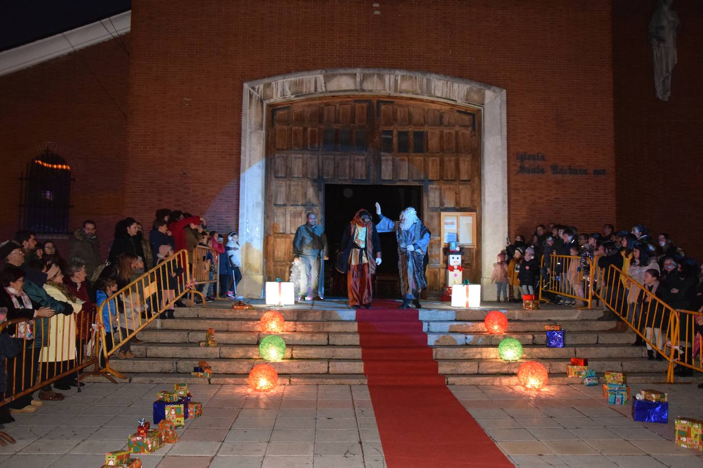Los Reyes Magos ilusional a los niños de Guardo.