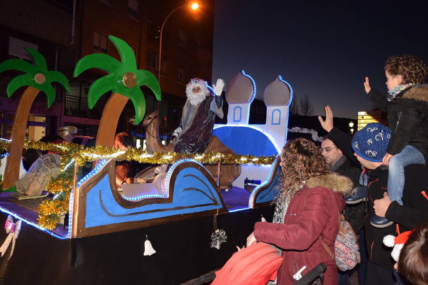Los Reyes Magos ilusional a los niños de Guardo.