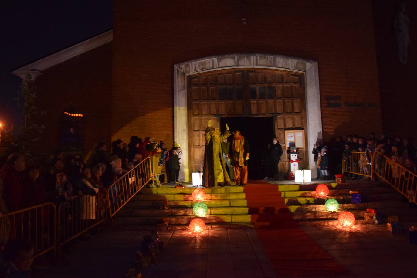 Los Reyes Magos ilusional a los niños de Guardo.