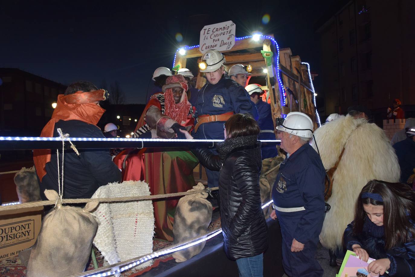 Los Reyes Magos ilusional a los niños de Guardo.