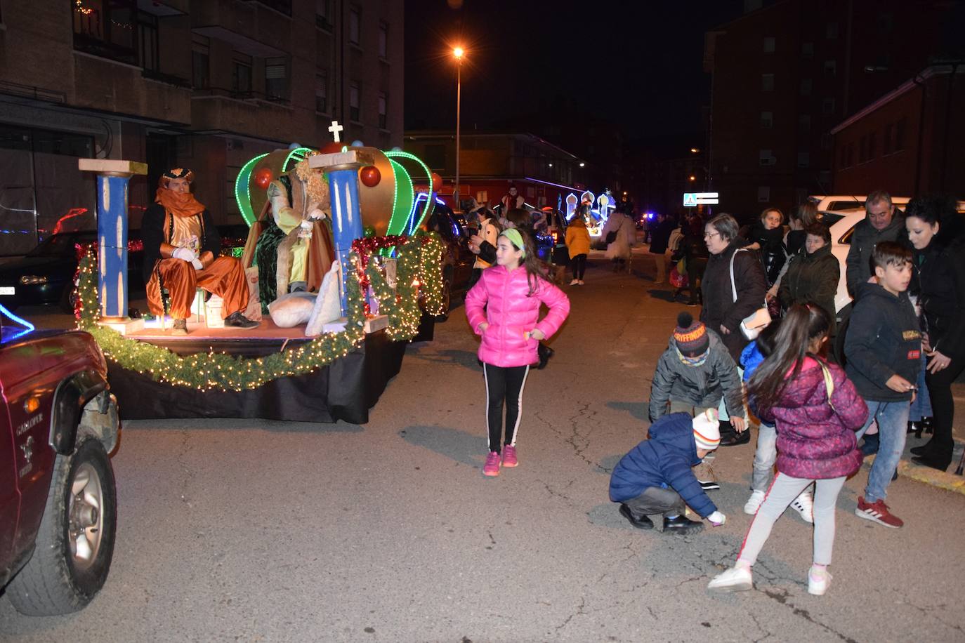 Los Reyes Magos ilusional a los niños de Guardo.
