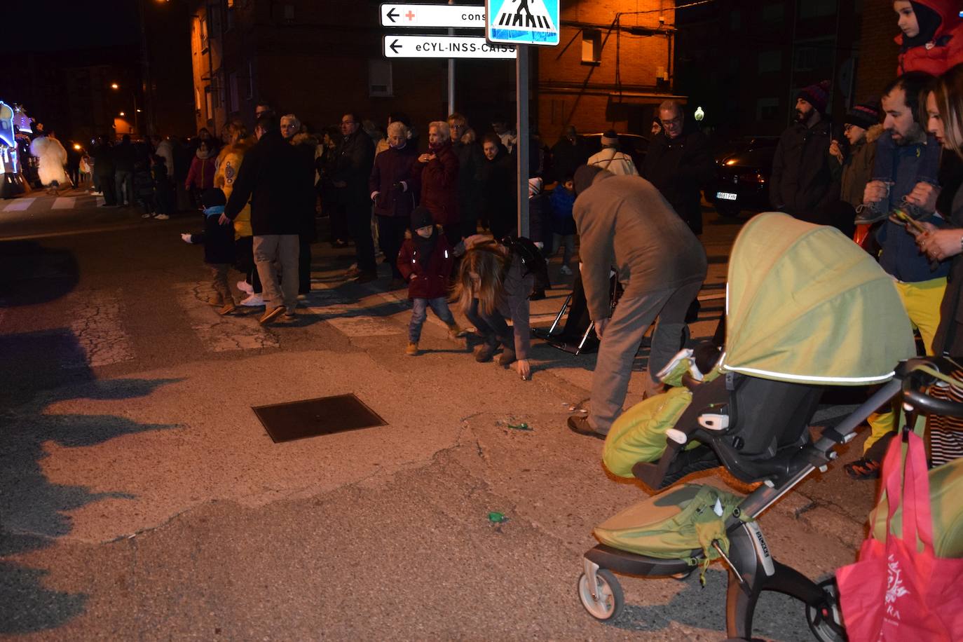 Los Reyes Magos ilusional a los niños de Guardo.