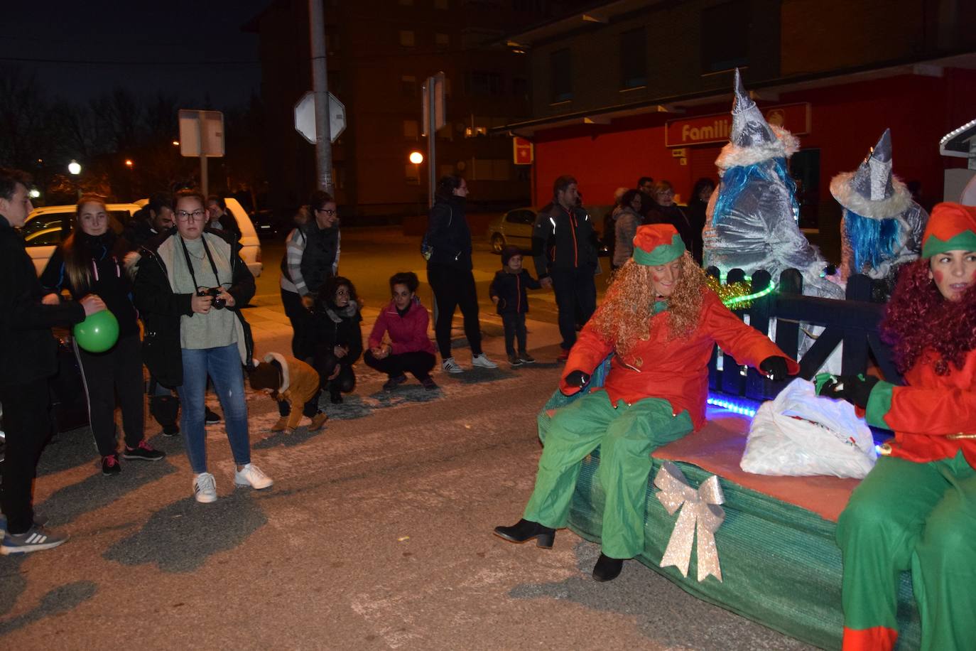 Los Reyes Magos ilusional a los niños de Guardo.