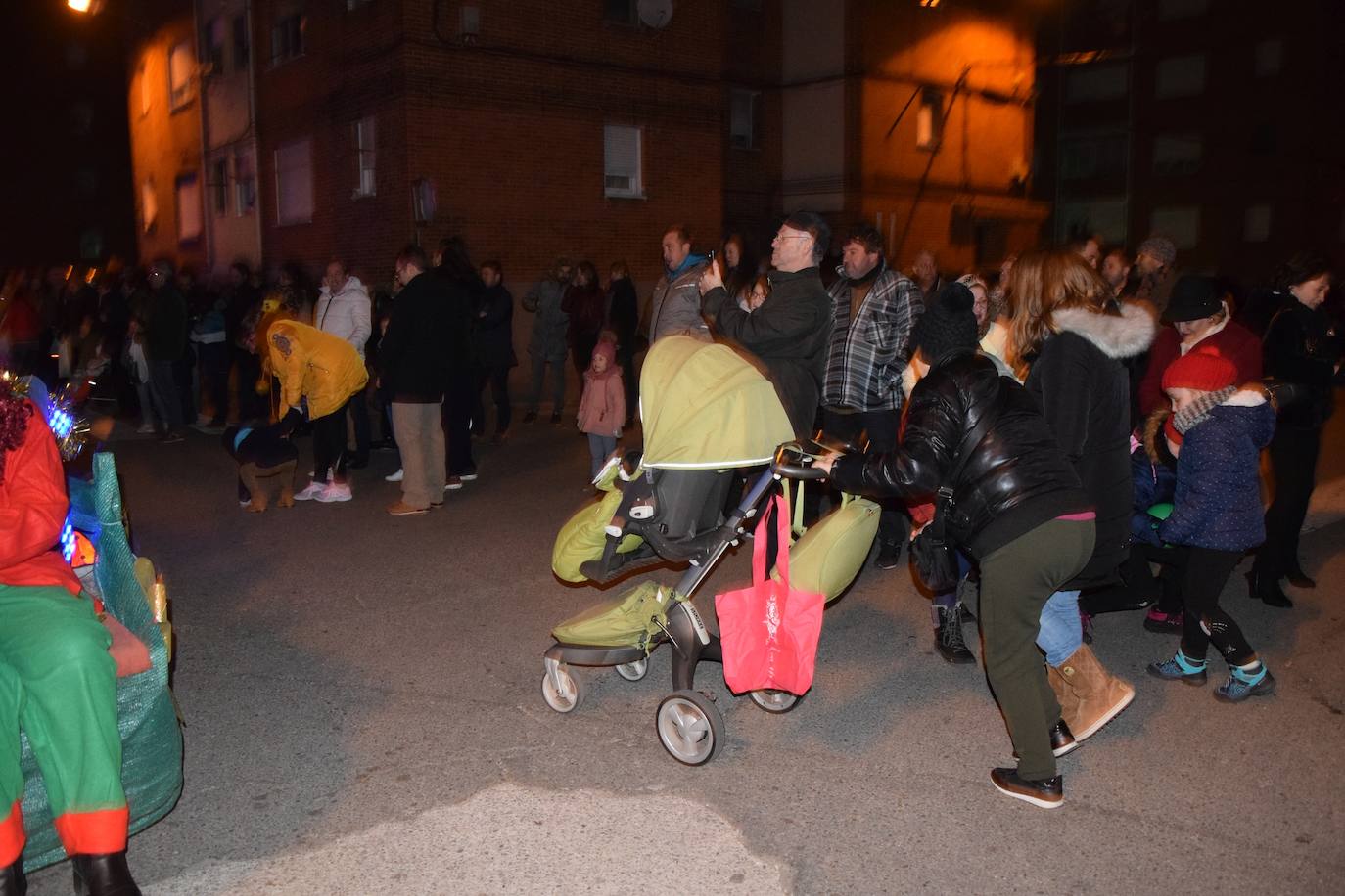 Los Reyes Magos ilusional a los niños de Guardo.