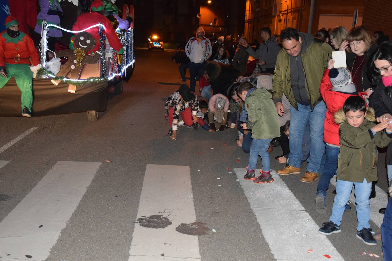 Los Reyes Magos ilusional a los niños de Guardo.