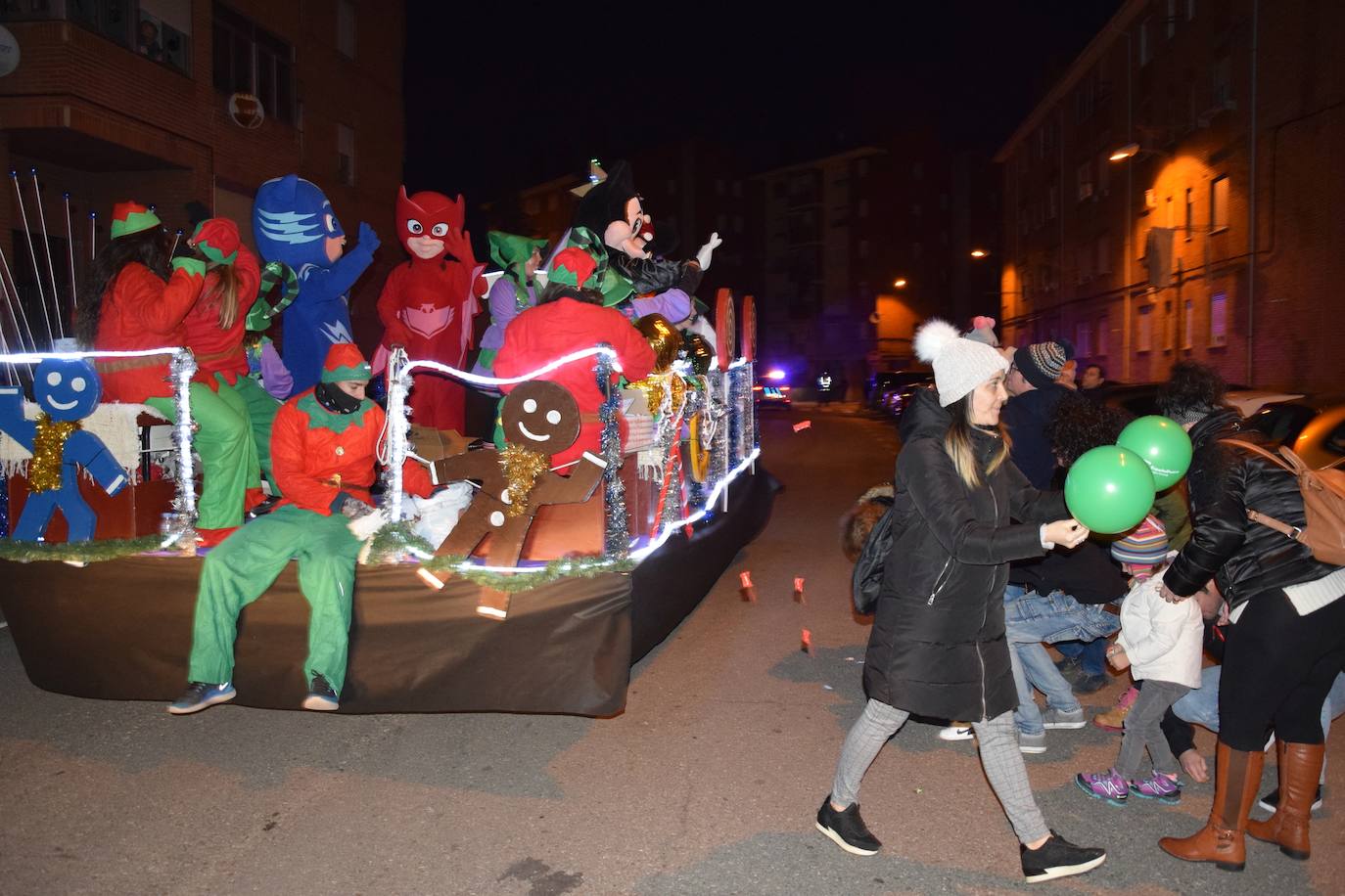 Los Reyes Magos ilusional a los niños de Guardo.