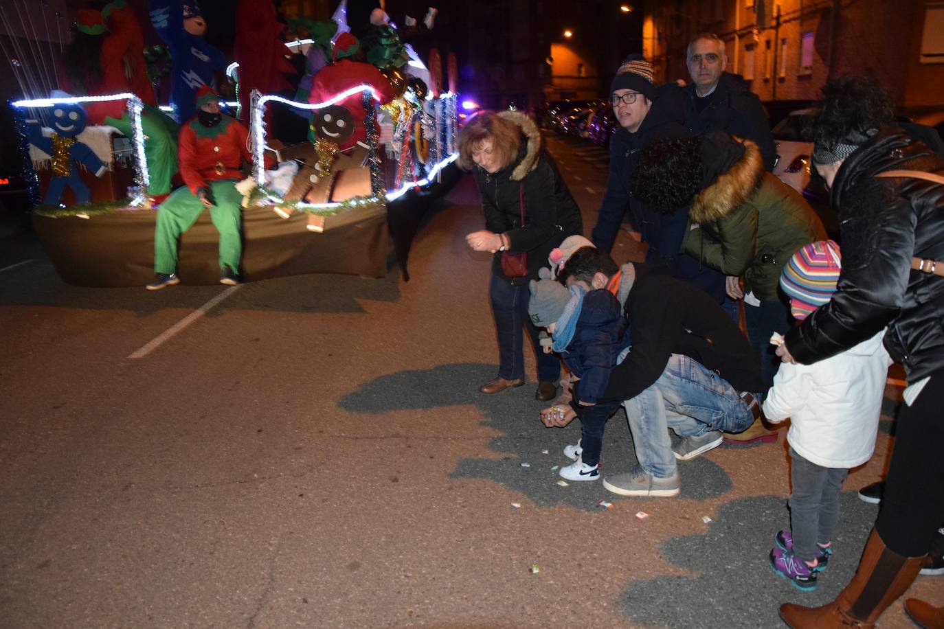 Los Reyes Magos ilusional a los niños de Guardo.