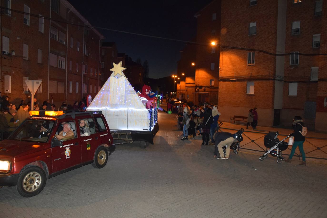 Los Reyes Magos ilusional a los niños de Guardo.