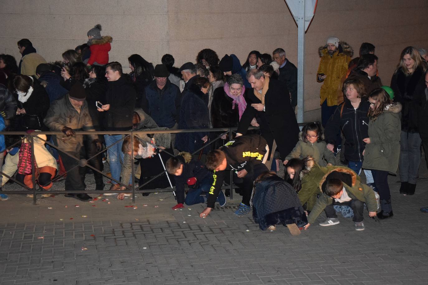 Los Reyes Magos ilusional a los niños de Guardo.