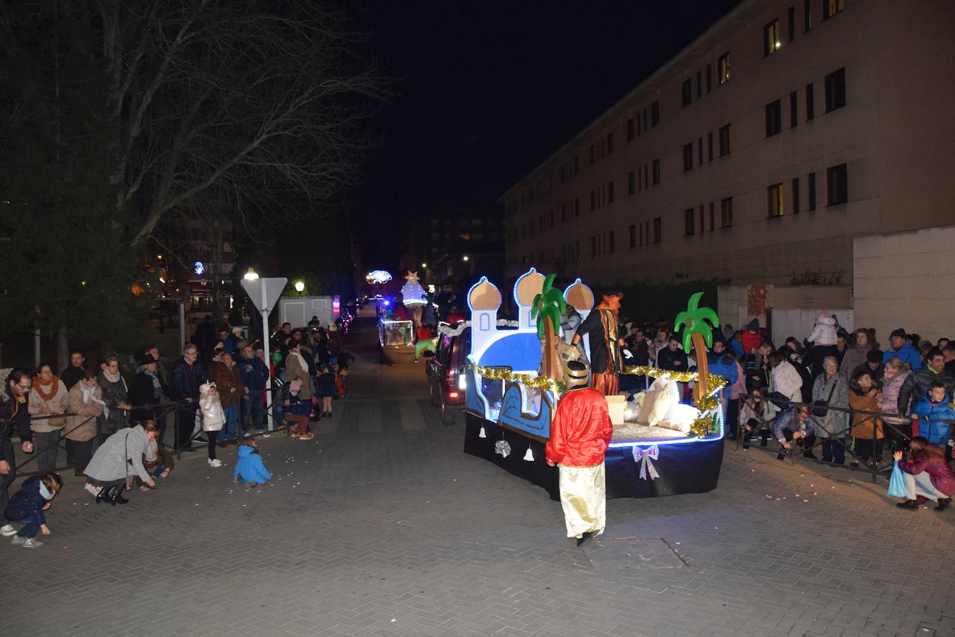 Los Reyes Magos ilusional a los niños de Guardo.