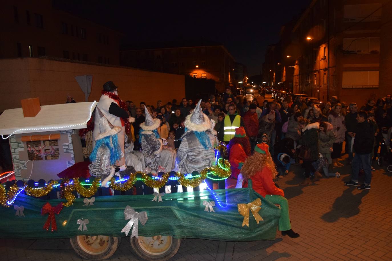 Los Reyes Magos ilusional a los niños de Guardo.